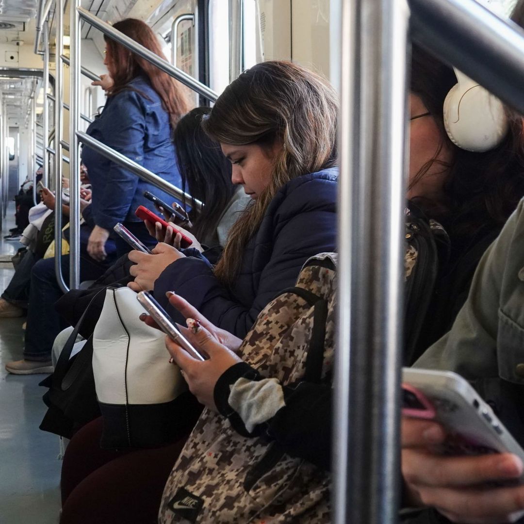 Usuarios de telefonía móvil. Foto: Cuartoscuro